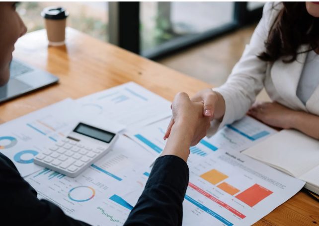 전기차 구매 전 체크리스트 검토 &ndash; 보험료 계산, 감가율 분석, 보조금 신청 흐름에 대한 계약 협의 장면