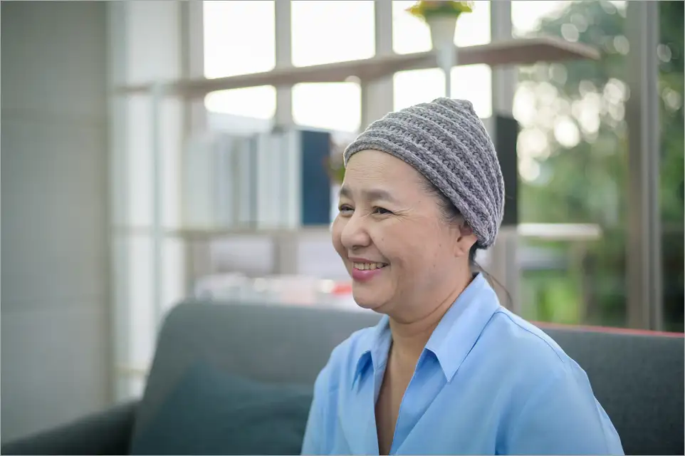 여성이 병원에서 웃으며 대기하는 장면