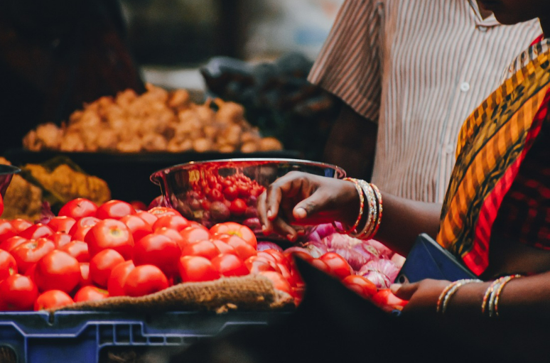 과일 고르는 여자 손