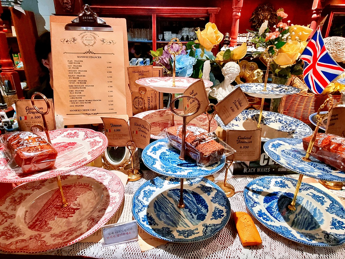 당산 맨홀커피 본점: 영국 가정 모티브&amp;#44; 아늑한 서울 크리스마스 트리 카페