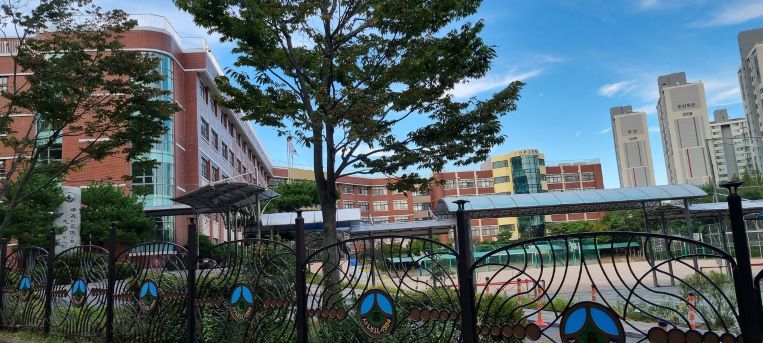 산본고등학교, 철제 울타리, 우측에 아파트,