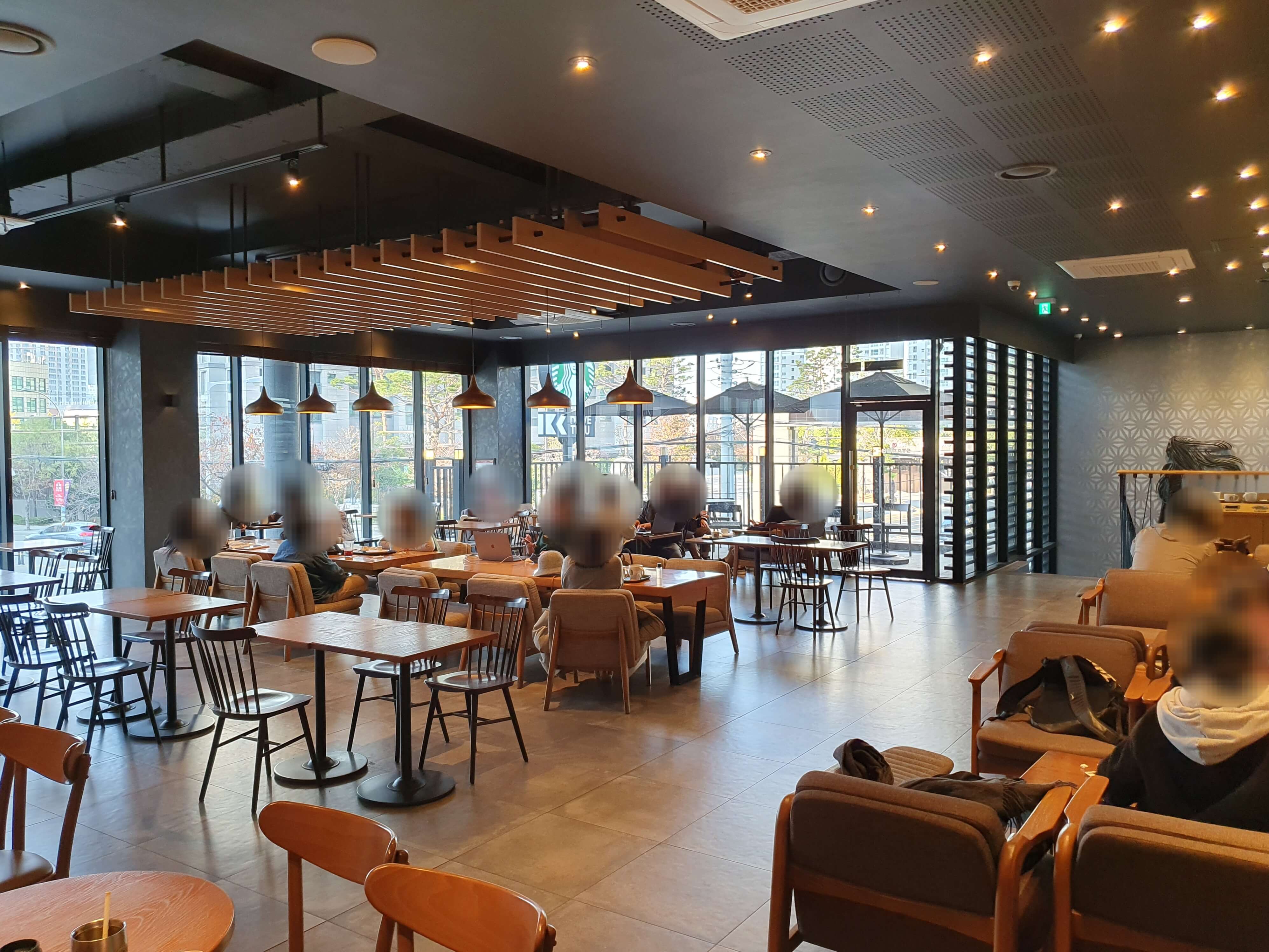 스타벅스 온천장역DT점 내부 2층