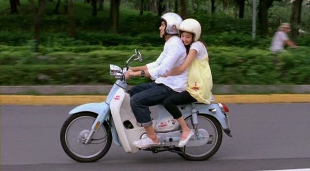 영화 청설 오토바이 타는 장면