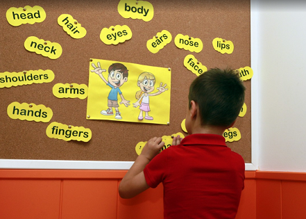 남자 아이가 영어 단어를 외우며 공부하고 있다.