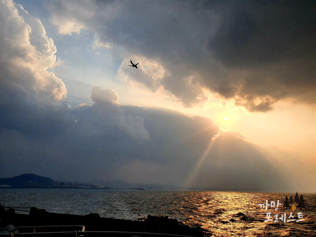 하늘 아래 비행기 1