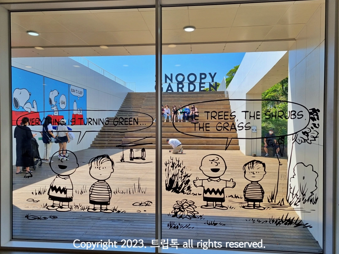 계단에서 사질능 찍으려고 줄을선 사람들