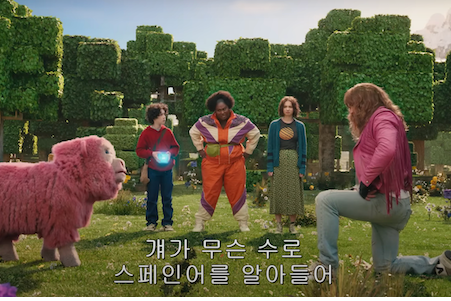 영화 속 주인공들이 대화를 나누는 장면