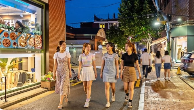 성수동 카페골목을 걷고 있는 사람들