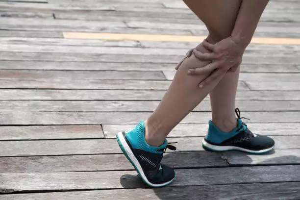 다리에 쥐가날때 응급 처치 따라하기