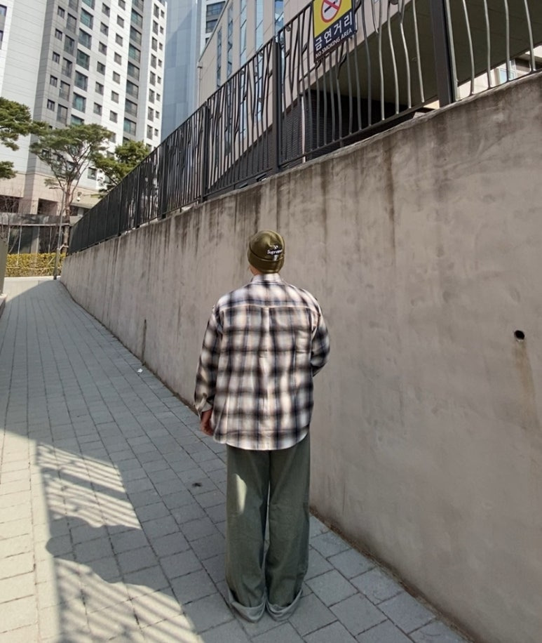 데일리룩('26. 3. 29.)슈프림x뉴에라 비니, 바운더리 오버핏 옴브레 체크셔츠, 무신사스탠다드 티셔츠, 그리너리크리드 와이드 데님팬츠, 나이키 덩크 로우 레트로 유니버시티레드
