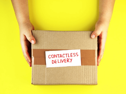 쿠팡플레이 쿠팡와우 무료체험 혜택 중 하나인 내일 새벽 도착 보장을 의미하는 컴퓨터에서 바로 나오는 택배박스 사진