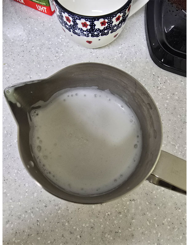 우유를 데우며 거품 만든 직후 (스티밍)