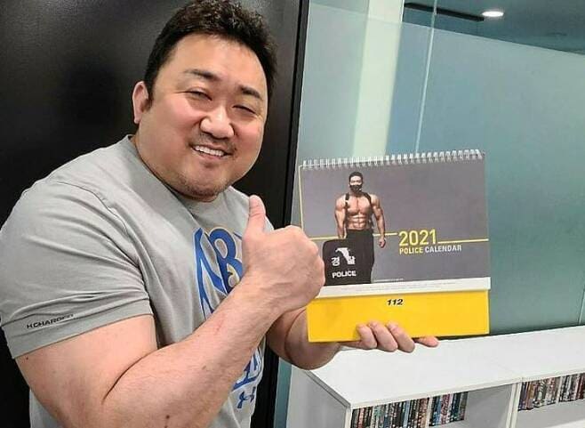 매년 달력 만드는 몸짱 경찰...'한국의 드웨인 존슨?'