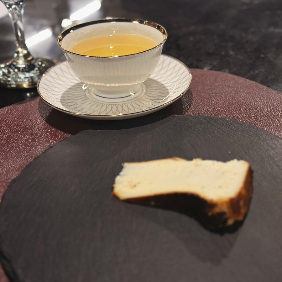 바스크 치즈케이크와 녹차