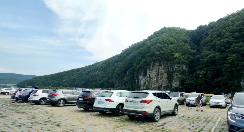 계곡바로옆 주차장 사진전경