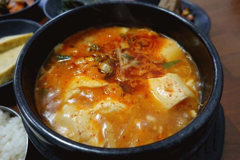 보글보글 끓고 있는 순두부찌개
