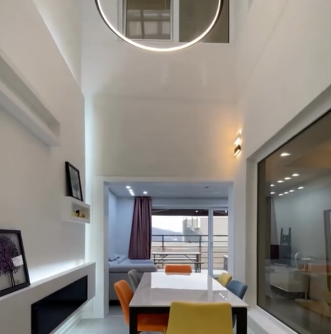 1층에서 3층까지 천장이 뚫려 있는 공간에 멋진 등이 설치, 밑에는 식탁이 있어 인테리어의 멋짐을 주었다.