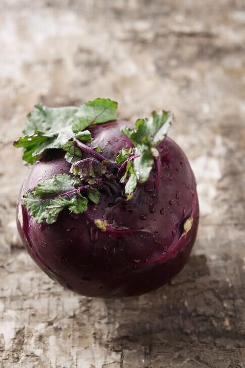 보라색 콜라비 한 개 사진