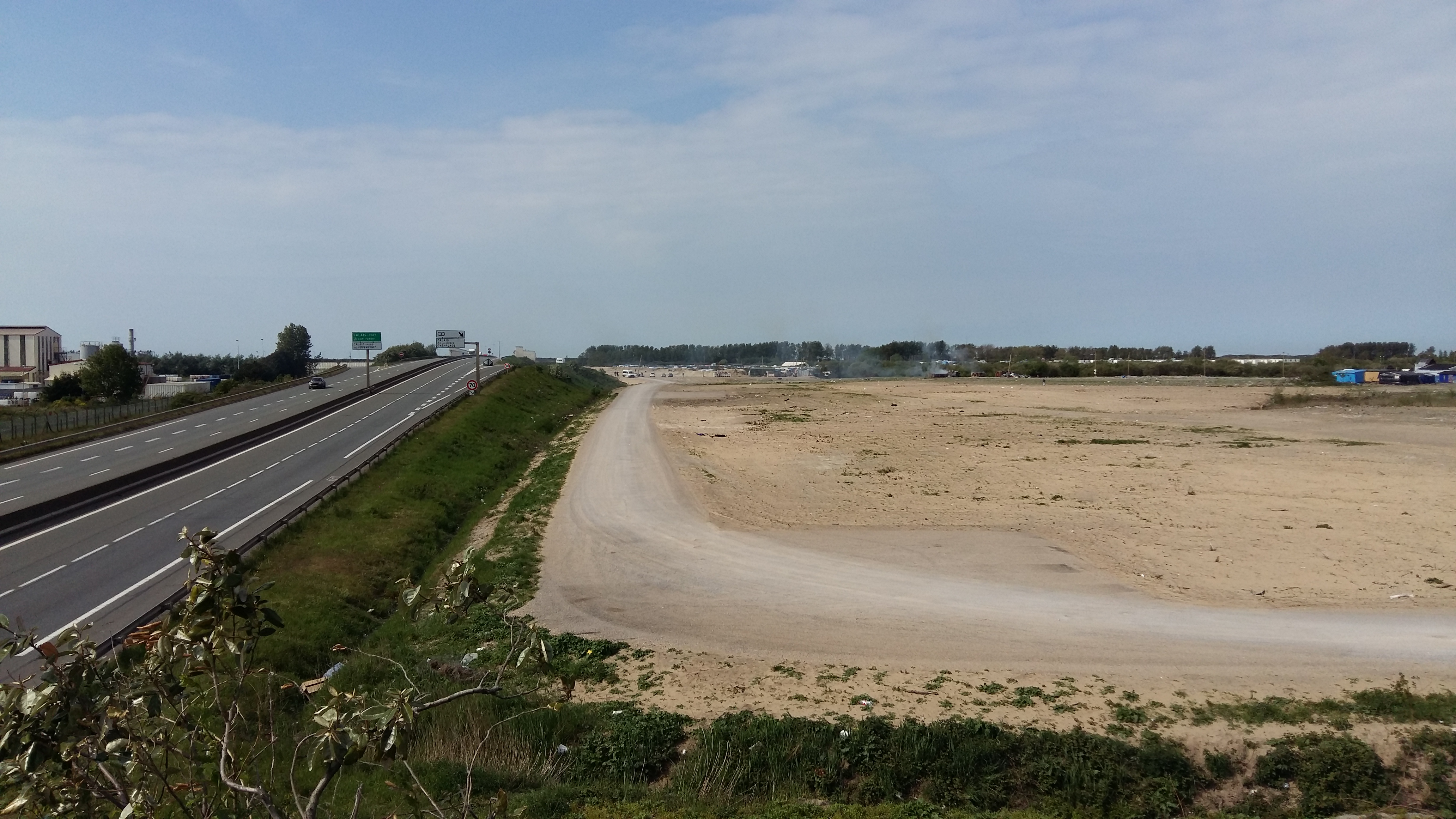 프랑스 칼레 난민 캠프에서 올라오는 연기