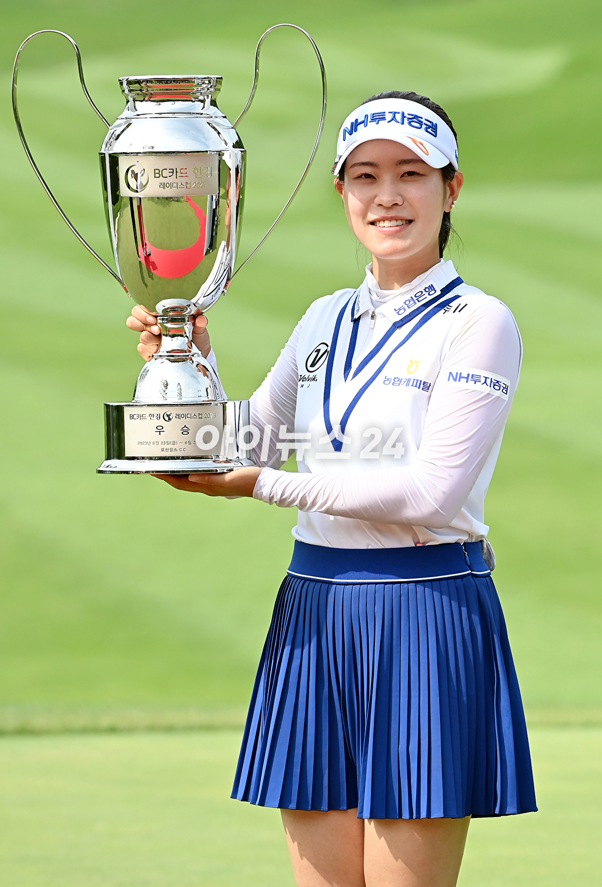 박민지(25&middot;NH투자증권)가 한국여자프로골프(KLPGA) BC카드&middot;한경 레이디스컵(총상금 8억원)에서 짜릿한 역전 우승으로 타이틀 방어에 성공했다. 대회 최종 3라운드에서 버디 6개와 보기 한 개를 묶어 5언더파 67타를 기록했다.박민지가 경기를 마무리하고 있다. [사진=곽영래 기자]