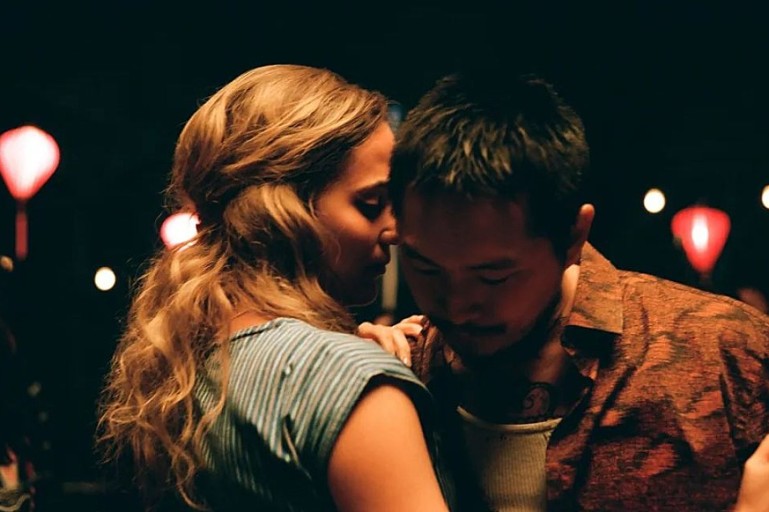 남녀가 함께 춤을 추는 모습