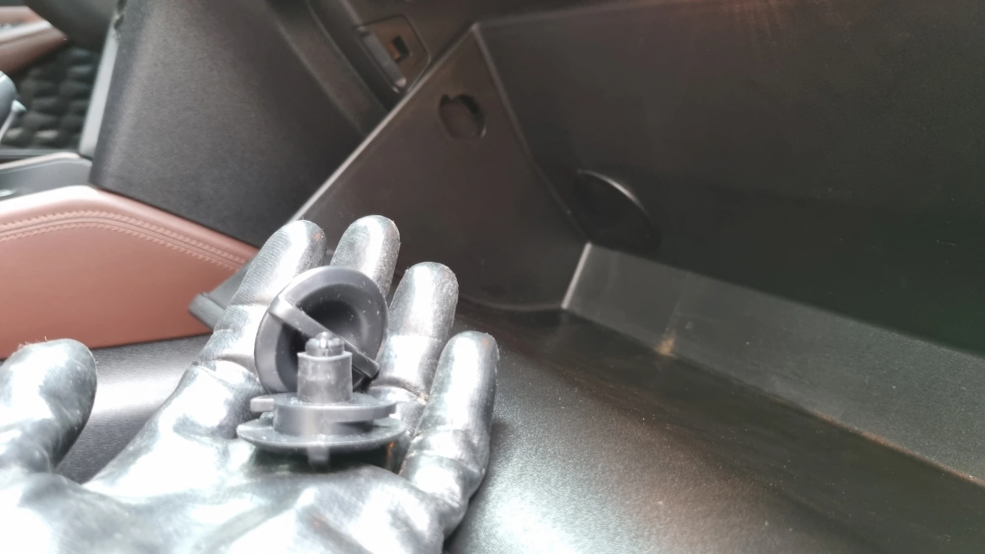 글로브박스 고정 부품