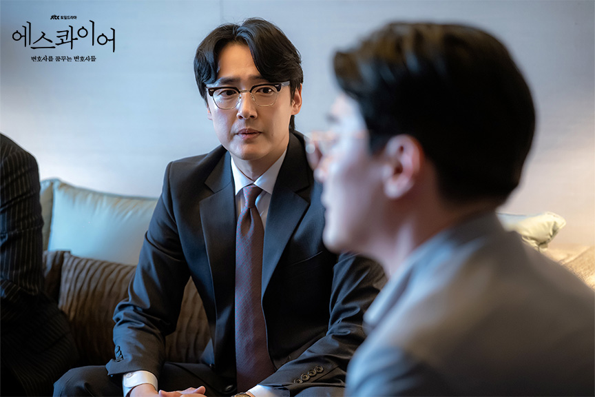 앞을 바라보는 남자의 모습