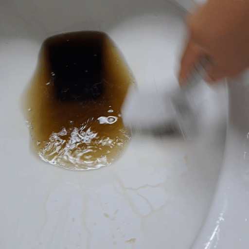 변기를 깨끗하게 닦는다