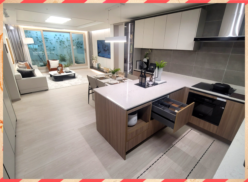 도보 거리에 율촌초등학교가 있으며, 인근에는 율촌중학교와 시립율촌도서관이 위치