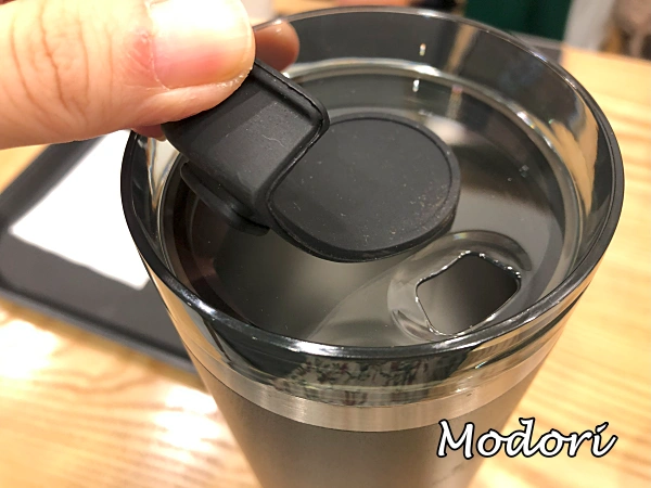 텀블러 뚜껑을 연 모습