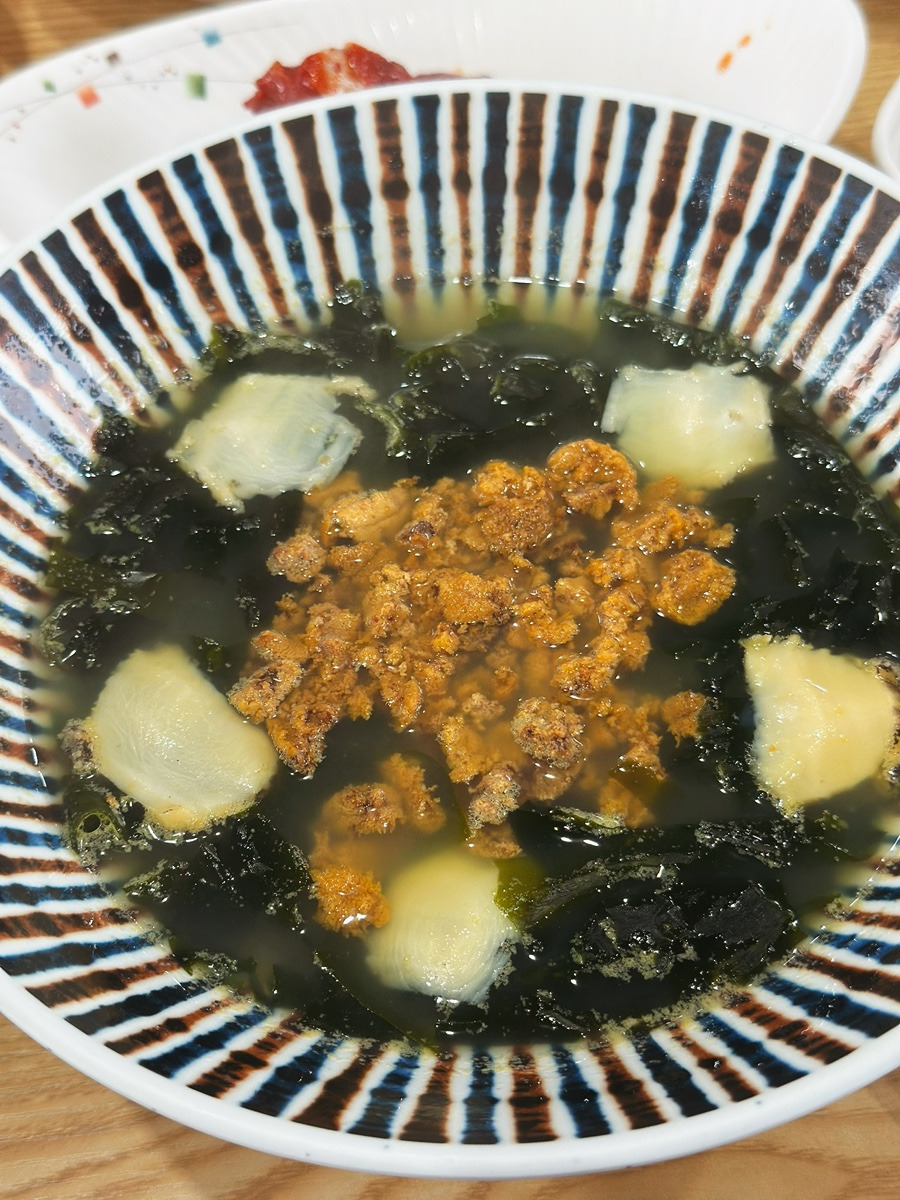 선명전복 성게미역국 한 그릇 – 성게 알이 가득 들어간 진한 국물의 바다 향기