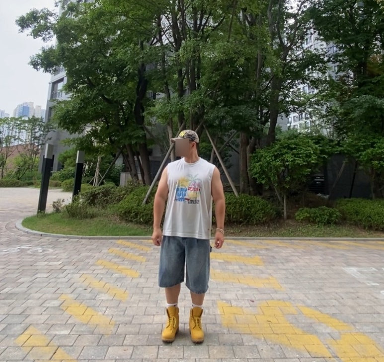 데일리룩('26. 8. 1.)블루썬플라워 SUN 카모 밀리터리 볼캡, 코드그라피 빈티지 민소매 나시 슬리브리스, 디미트리블랙 버뮤다 데님 팬츠, 나이키 양말, 팀버랜드 6인치 부츠