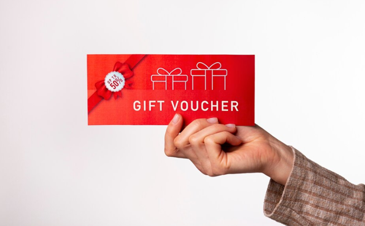 상품권을 들고있는 여자