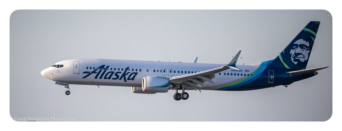 알래스카항공 Alaska Airlines B737-9 MAX 비행기가 이륙하는 모습을 찍은 사진