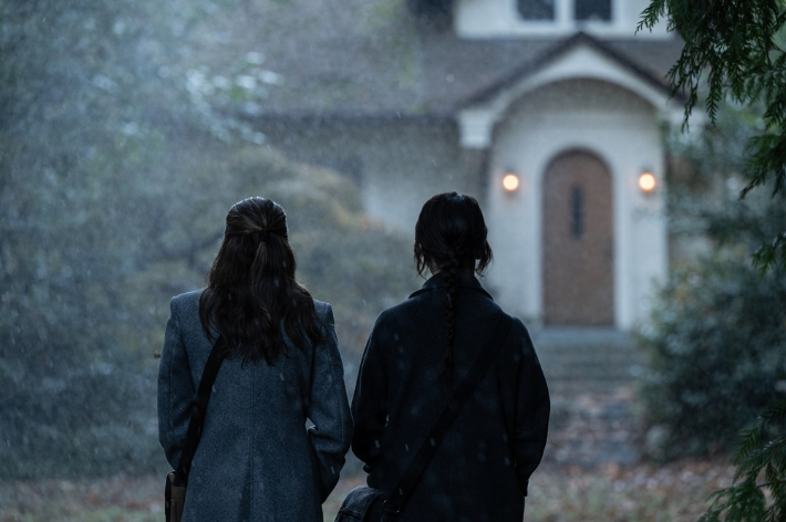 영화 <헤레틱> 뜻과 결말 해석 – 휴 그랜트 A24 공포 스릴러 (+OTT 정보)