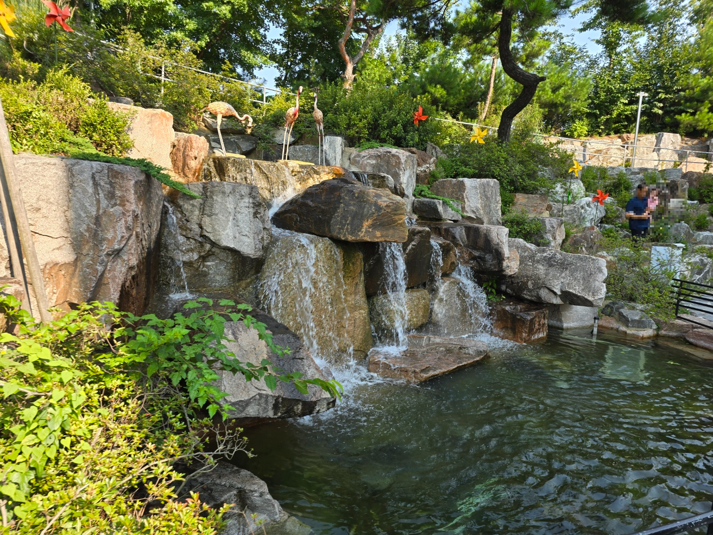 마당에서 보이는 연못