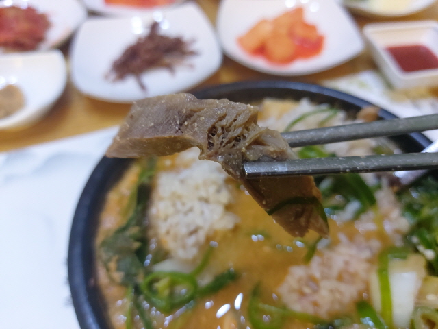 1. 흑염소 고기를 집어서