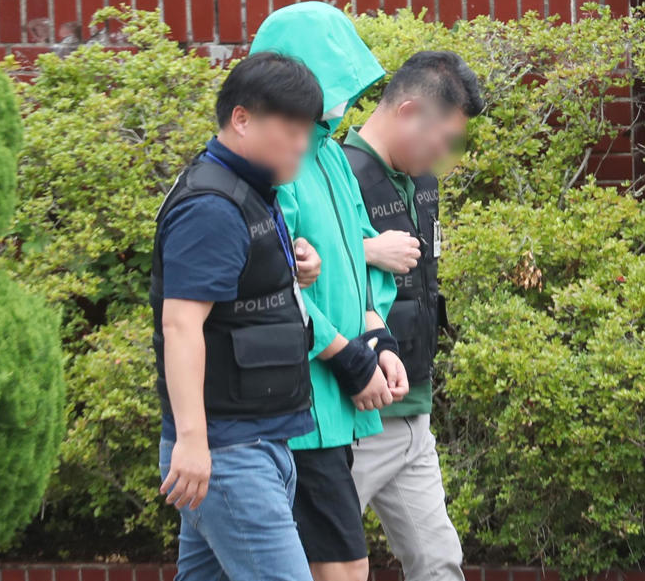 태국 파타야에서 공범 2명과 함께 한국인 관광객을 납치 살해한 혐의를 받는 피의자 A 씨(27)가 조사를 위해 경남 창원시 성산구 경남경찰청 형사기동대로 이동하고 있다. A 씨는 이날 캄보디아 프놈펜에서 인천국제공항을 통해 국내로 강제 송환됐다. 캄보디아에서 붙잡힌 지 58일 만이다. 뉴스1
