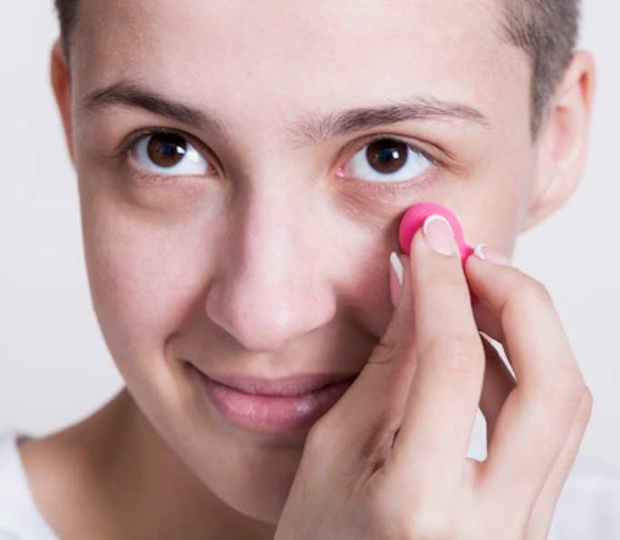 다크서클 제거를 위해 눈 밑을 마사지하는 여성