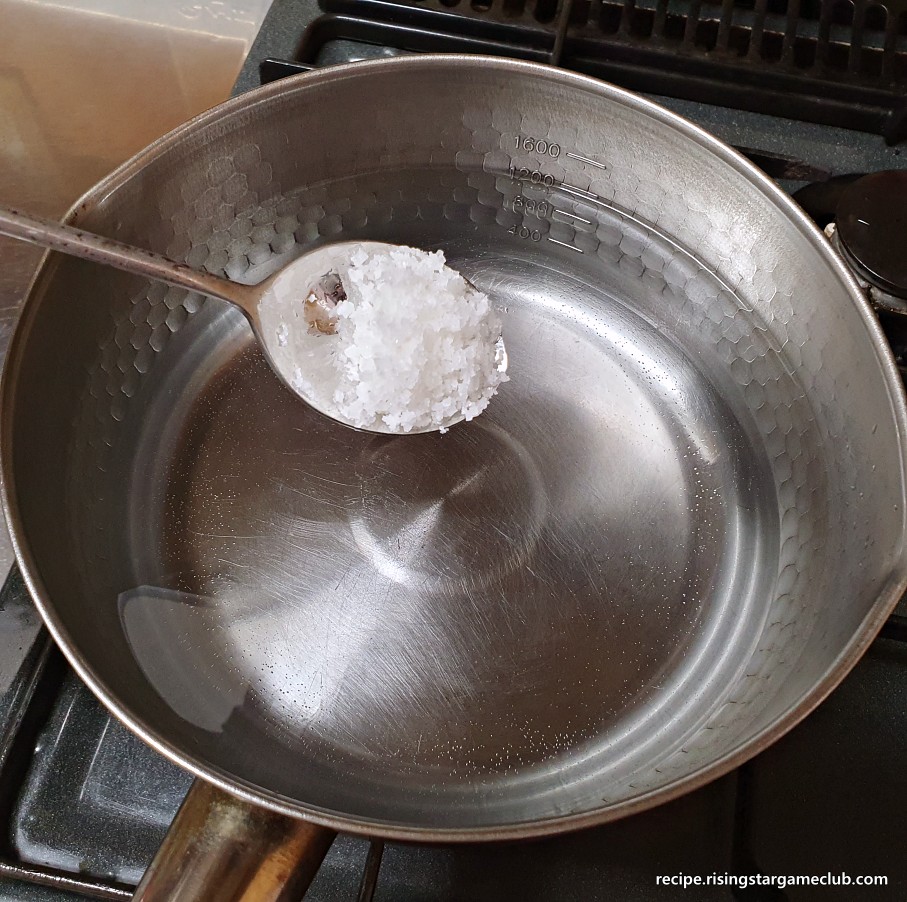 시금치나물을 데치기 위해서 준비한 물에 소금 1/2T를 넣는 사진