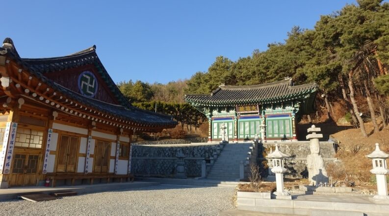 아산 송암사 : 설화산의 송림과 암벽이 어우러져 아름다운 경관을 연출하고 있는 사찰