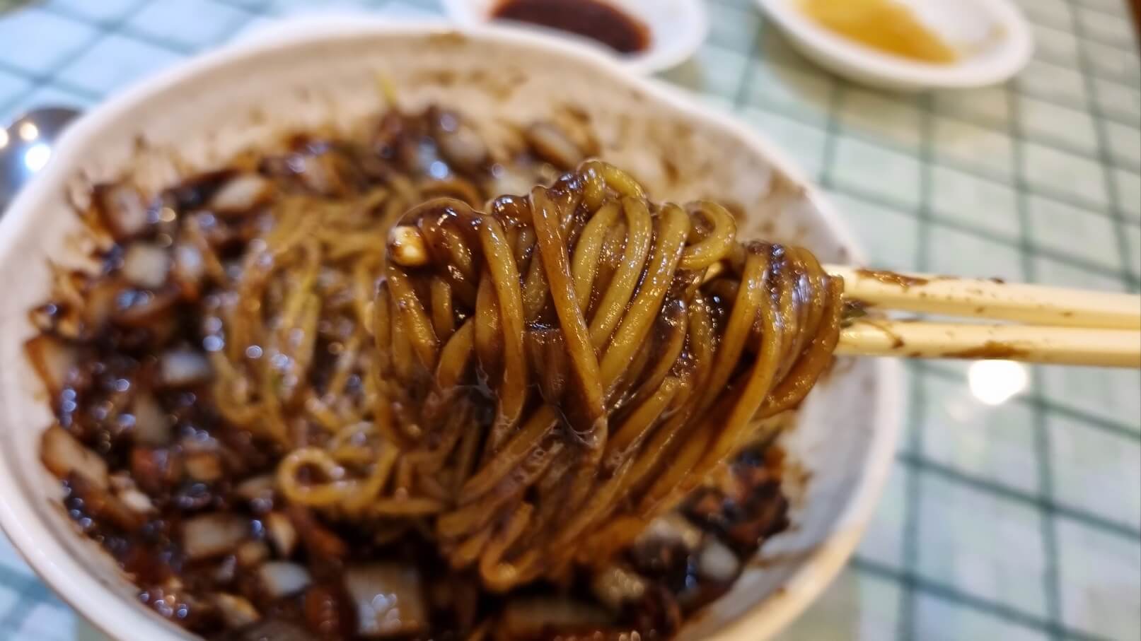 안동장-간짜장-먹는모습