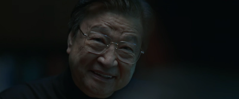 검은티에 안경을 쓴 독전 2의 이 선생