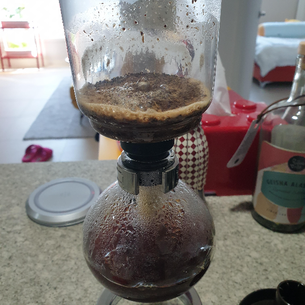 사이폰 아이스커피와 핫 커피 1인분 레시피: 중배전 원두 사용_아이스커피_알콜램프를 빼낸다