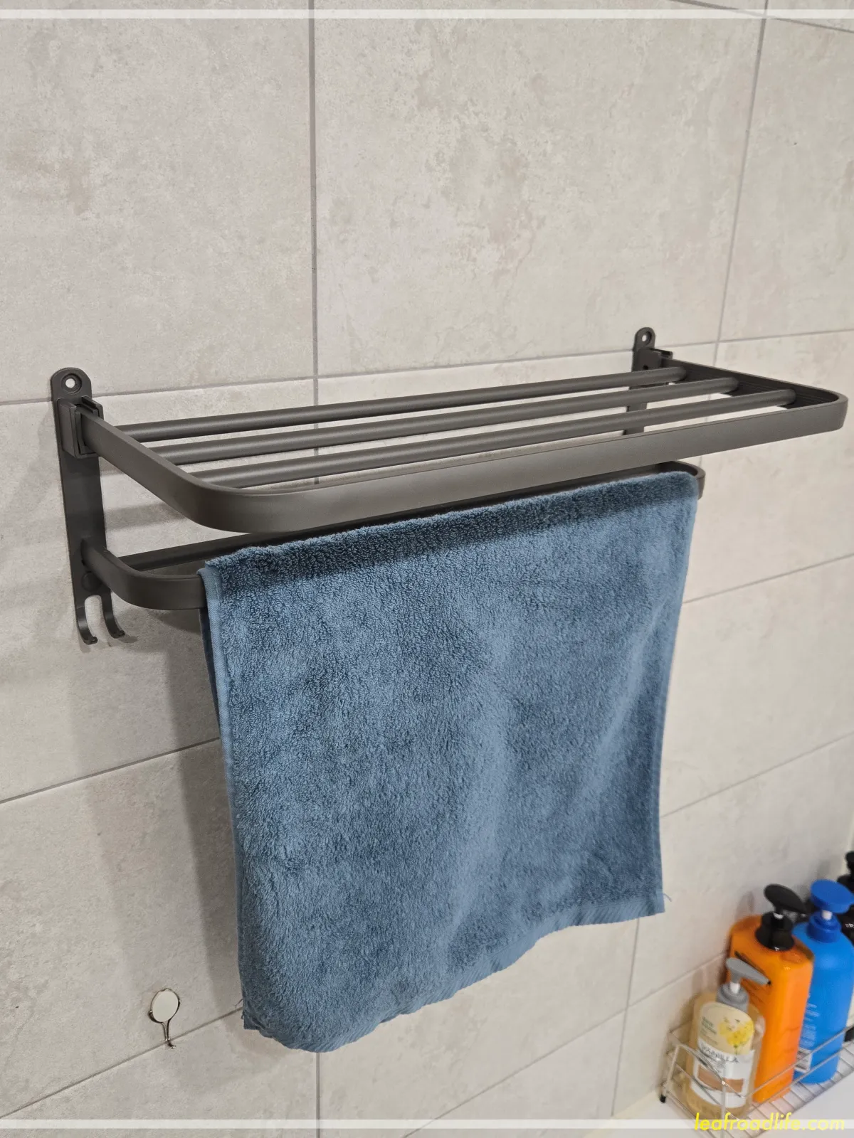 무타공마켓-무타공-수건걸이-선반-설치완료-수건-걸려있는-모습