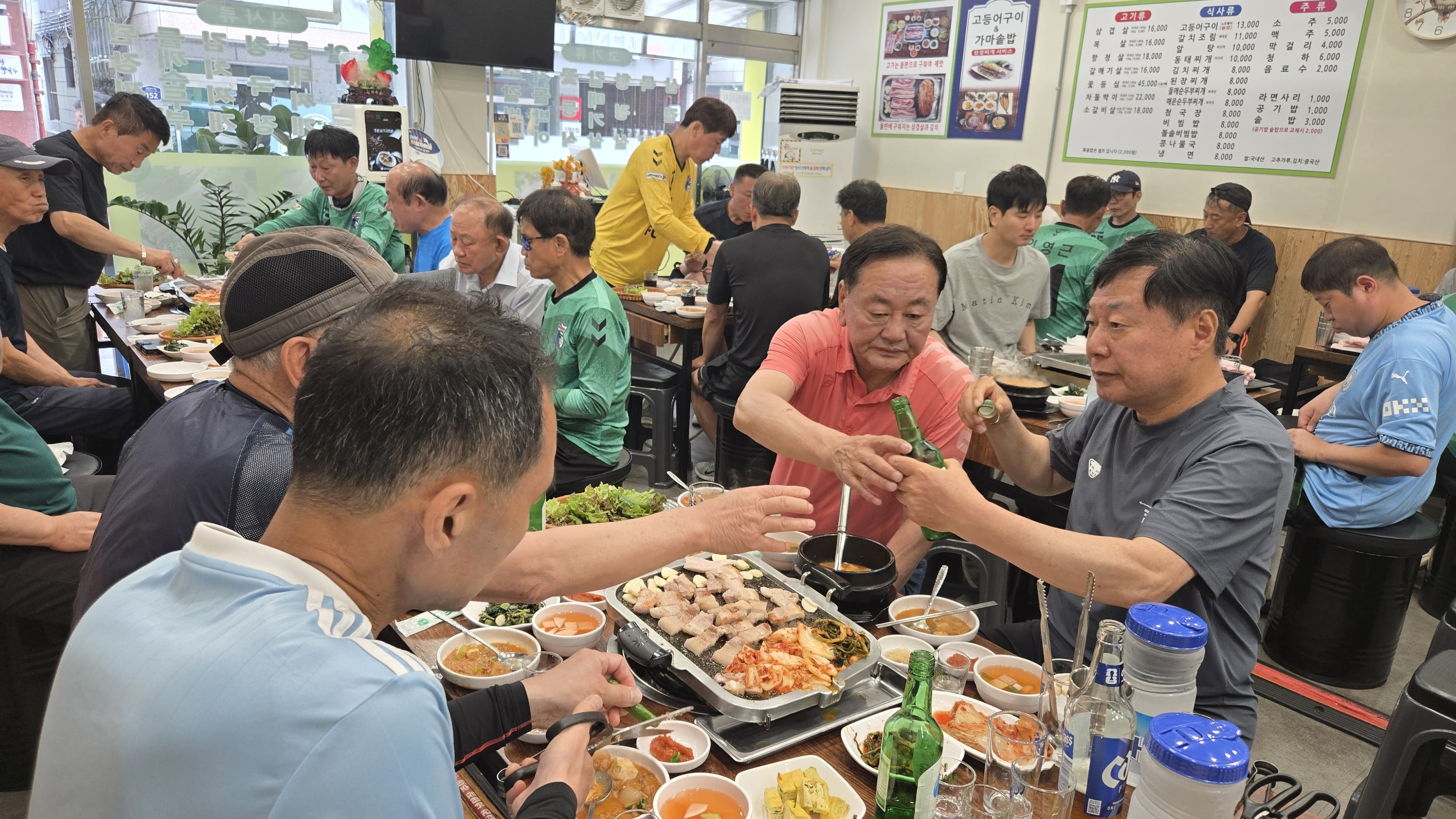 맛있는 음식도 좋았지만 결국 오래 남는 것은 누구와 함께 먹었느냐 였습니다 