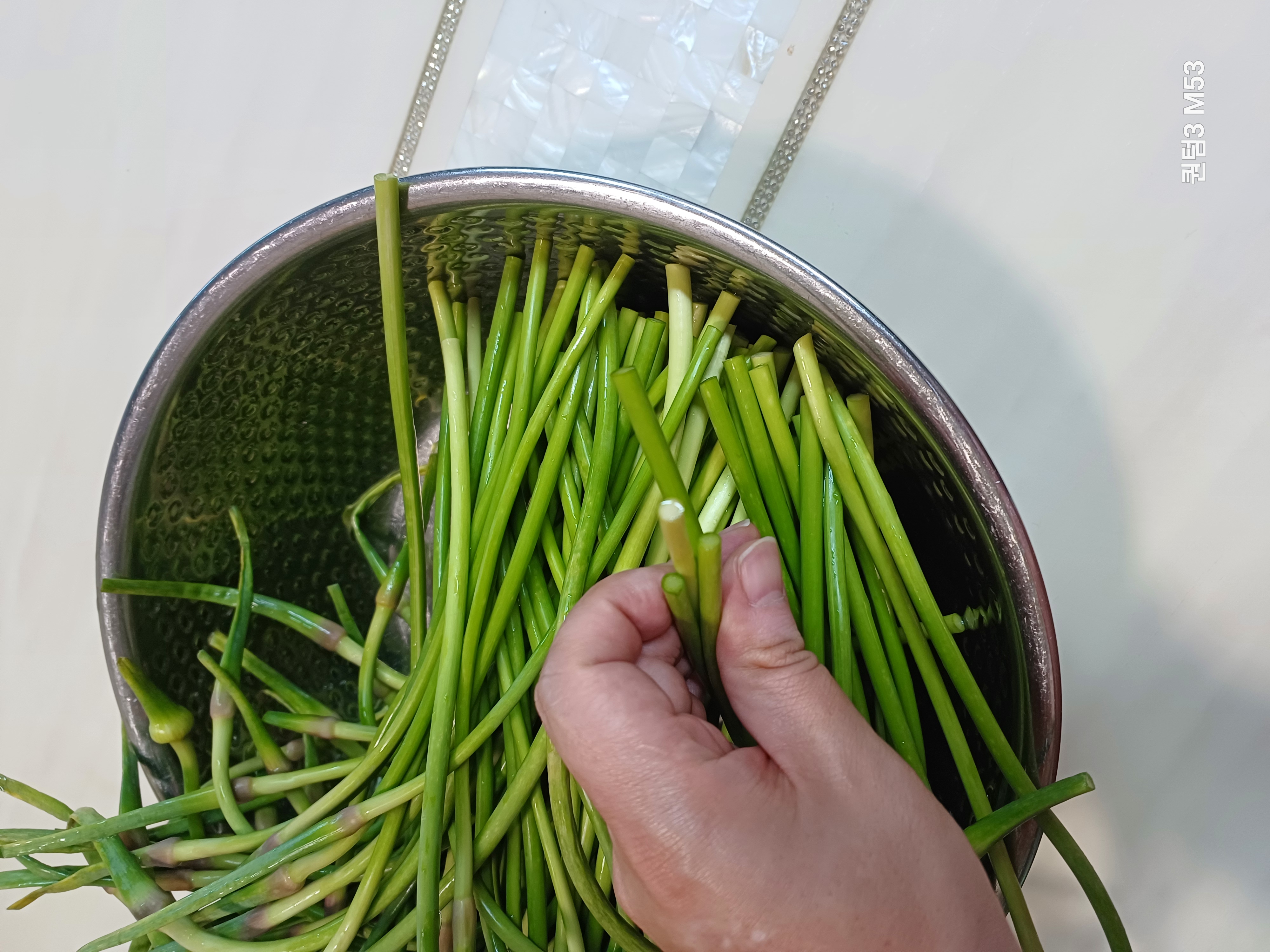 마늘쫑 양 끝부분을 잘 다듬어 주세요.