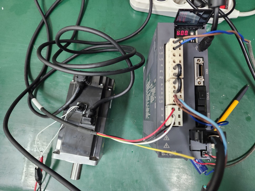 미쓰비시(MITSUBISHI) 서보드라이버 MR-J3-70B 제어 회로 내 엔코더 신호 처리 소자의 열화 및 통신 라인 불안정이 확인.
불량 소자 교체 및 통신 회로 안정화 작업을 거쳐 완벽하게 수리 완료.
수리 과정 by 메트영남
