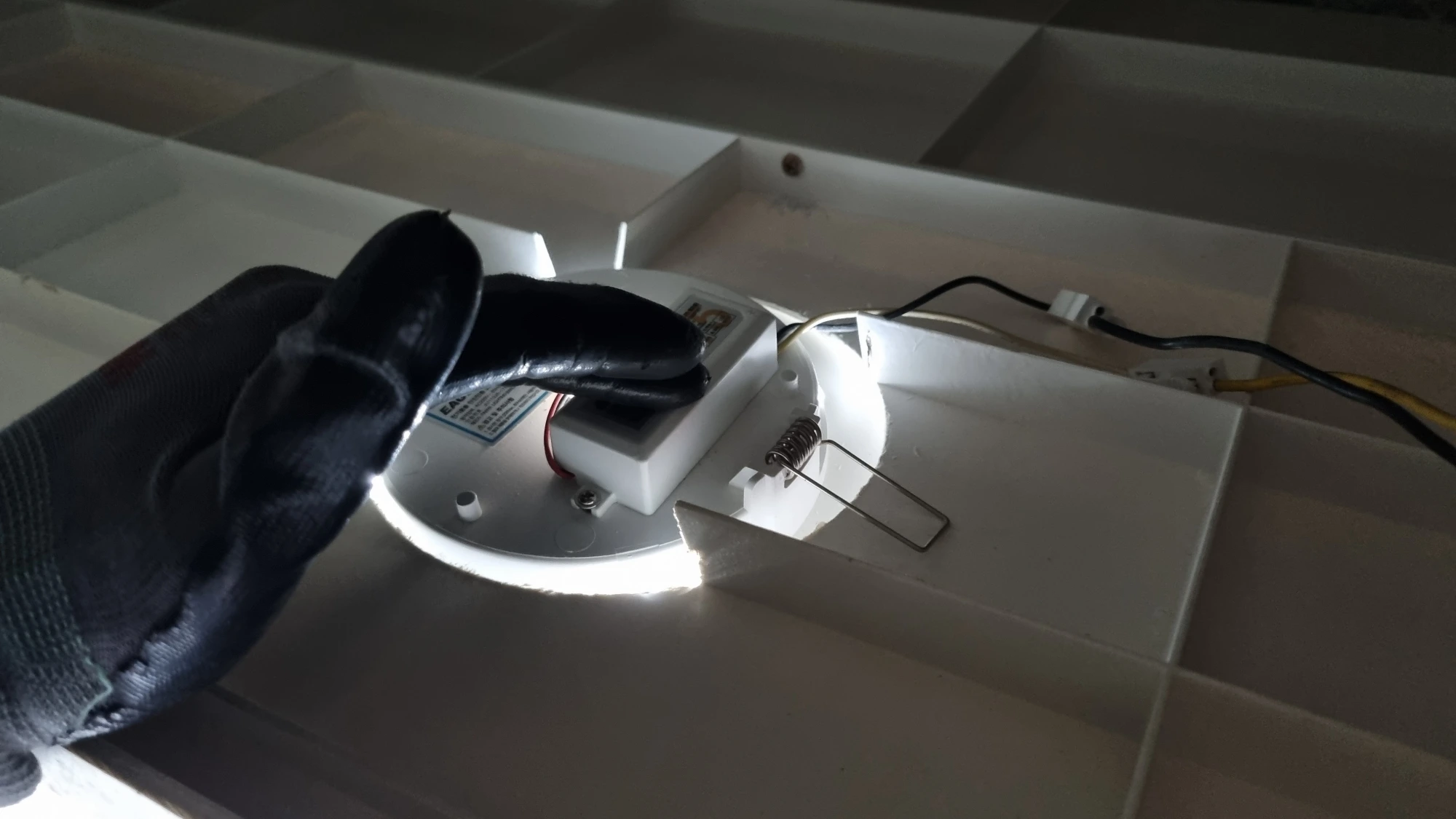 매립등 지지대 스프링