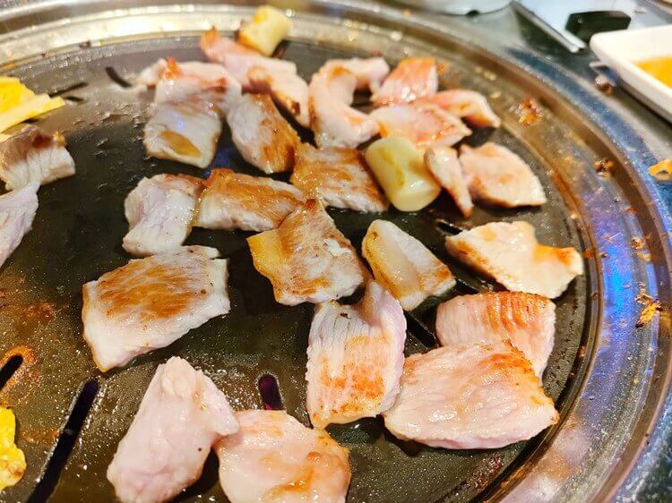 고기굽는 남자 항정살